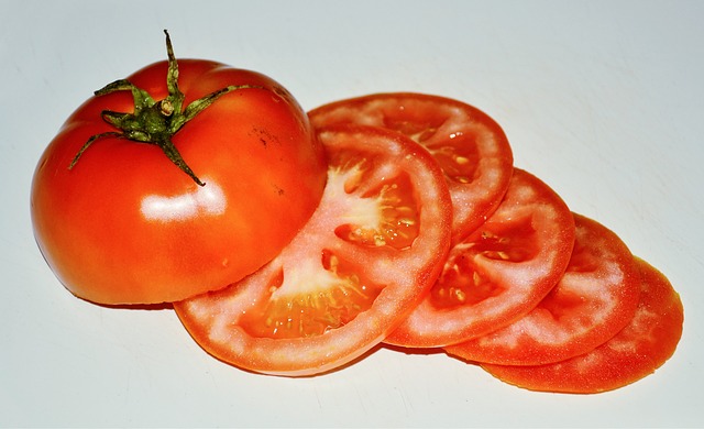 Hän laittaa neljä tomaatin siivua multaan. Näyttää oudolta, mutta 10 päivää myöhemmin? Nerokasta!